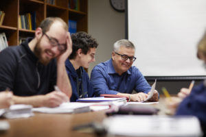 Programa de MBA UMW 4+1 para estudiantes de CEFAM en clase