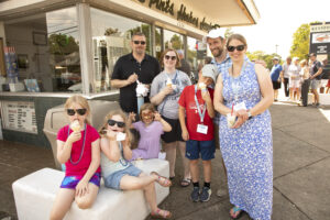 Families gather at Carl's for ice cream. Photo by Karen Pearlman Photography.