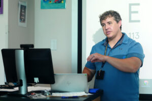 Science teacher William Schlotter, who worked with the FBI in forensics before shifting to teaching, led an icebreaker based on the popular Scattergories game on the first day of class at the Academy of Technology and Innovation at UMW. Photo by Karen Pearlman.