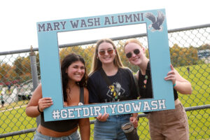 UMW Alumni gather to #getdirtygowash at Homecoming, one of the University's favorite fall traditions. Photo by Karen Pearlman.