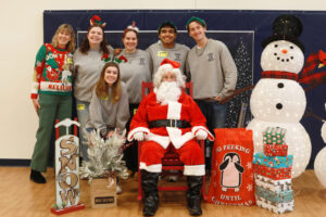 UMW students and Center for Community Engagement Director Sarah Dewees hand deliver gift boxes to local preschoolers. L-R: Dewees, Sarah Hybl '25, Emily Thomas '27 (in front), Emily Helpinstill '27, Matthew Cabrera '27, Knox McKinley '26. Photo by Karen Pearlman.